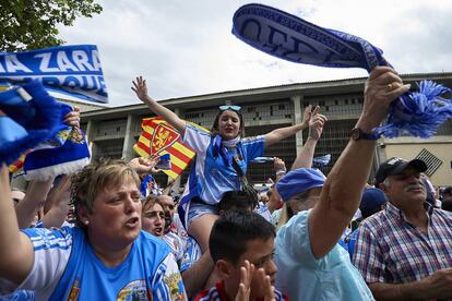 Aficionados del Real Zaragoza reciben al equipo en La Romareda.