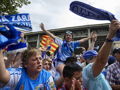 Aficionados del Real Zaragoza reciben al equipo en La Romareda.