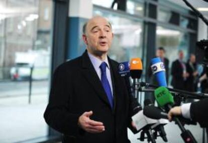 El ministro de Finanzas francés, Pierre Moscovici, atiende a la prensa durante su participación en una reunión informal de ministros de Economía y Finanzas de la Unión Europea en Dublín (Irlanda). EFE/Archivo