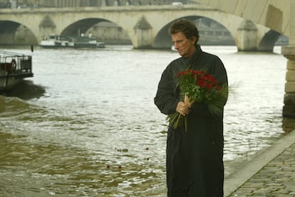 Jack Lang, ante el Puente del Carrusel en París, el 29 de enero de 2005, en un homenaje a Mitterrand.