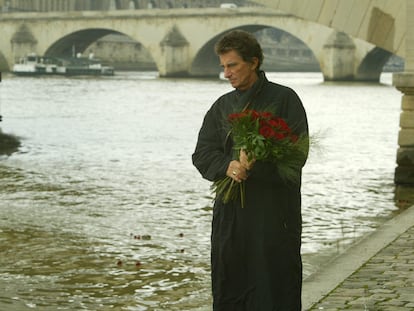 Jack Lang, ante el Puente del Carrusel en París, el 29 de enero de 2005, en un homenaje a Mitterrand.