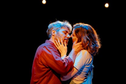 Los actores Biel Duran y Anna Moliner en 'Kramig', la nueva comedia romántica de Marta Buchaca, estrenada en Espai Texas.