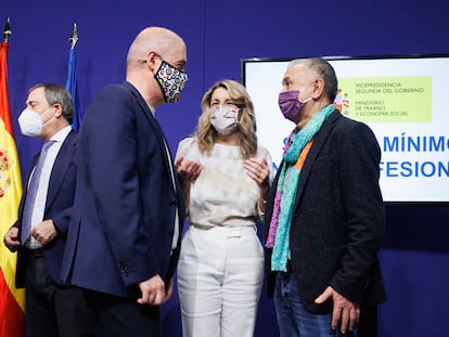 Desde la izquierda, Unai Sordo (CCOO); la vicepresidenta y ministra de Trabajo Yolanda Díaz y Pepe Álvarez (UGT), durante el anuncio del acuerdo para la subida del SMI el 9 de febrero.