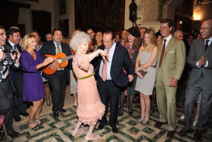 Cayetana de Alba baila con el torero Curro Romero al son del grupo Siempre Así en el palacio de Dueñas. Los observan dos de sus exnueras, María Eugenia Fernández de Castro y Genoveva Casanova, su hijo Cayetano y José Víctor Rodríguez, diseñador de Victorio & Lucchino.