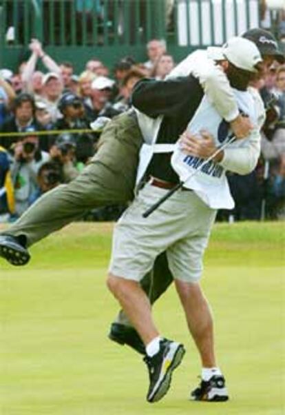 Todd Hamilton celebra con su caddie el último hoyo del Open Británico.