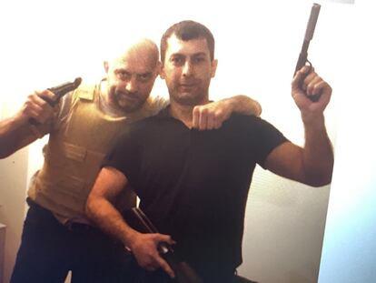 Serhii Aniskovich (a la izquierda) y German Bagaev posan con sus armas en una foto encontrada en su móvil.