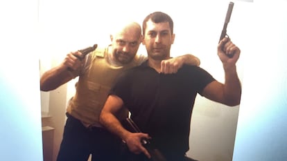 Serhii Aniskovich (a la izquierda) y German Bagaev posan con sus armas en una foto encontrada en su móvil.