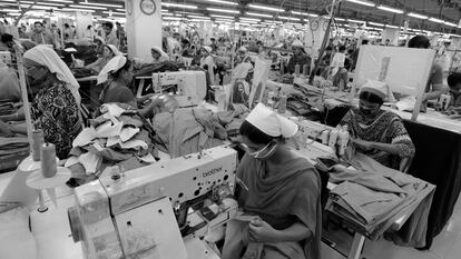 Una fábrica textil a las afueras de Dhaka (Bangladesh) en 2015 donde trabajan unos seis mil empleados.