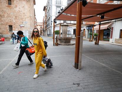 Dos jóvenes llegan a Montanejos (Castellón) para el festival Días de Campo, ajenos por completo al incendio que arrasó la comarca hace dos meses.