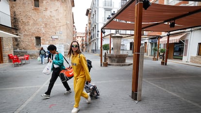 Dos jóvenes llegan a Montanejos (Castellón) para el festival Días de Campo, ajenos por completo al incendio que arrasó la comarca hace dos meses.