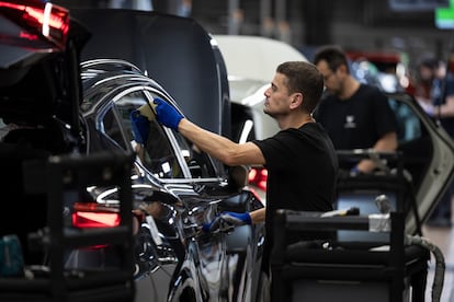 Trabajadores en la cadena de montaje de la fábrica Seat en Martorell (Barcelona), en junio.