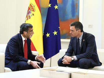 El presidente del Gobierno, Pedro Sánchez (derecha), junto con el consejero delegado de GlobalLogic, Nitesh Bang.