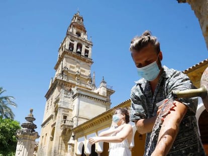 Turistas en el Patio de los Naranjos de la Mezquita Catedral de Córdoba.