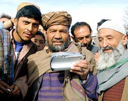 Los habitantes de Kabul pudieron ayer escuchar música, prohibida durante cinco años por el régimen talibán.