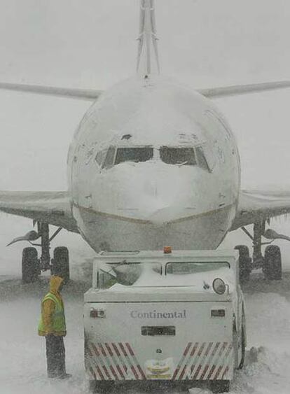 Empleados de Continental Airlines se ocupan del mantenimiento de uno de los aviones de la compañía este miércoles en el Aeropuerto Internacional de Denver.