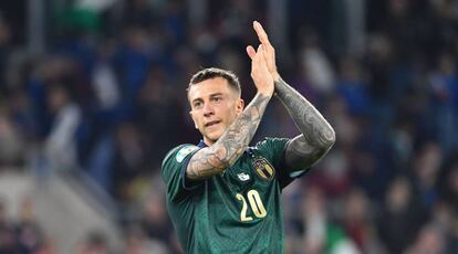 Federico Bernardeschi aplaude al público en Roma.