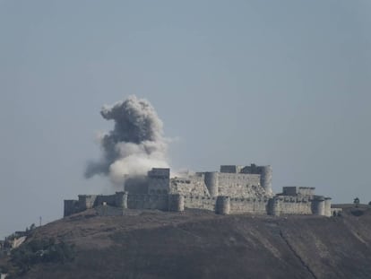 El Crac recibe el impacto de una biomba durante la guerra civil siria.