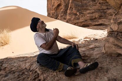 Thierry Tillet, un arqueólogo y explorador del Sáhara, estudia unos grabados rupestres inscritos en la antigua formación rocosa de Makhrouga, cerca de Tichit. Tillet ha pasado 47 años cruzando el desierto, convirtiéndose en uno de los últimos exploradores europeos en hacerlo desde finales del siglo XIX.
