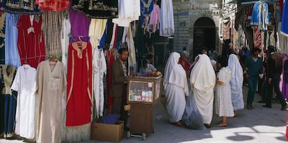 Puestos de ropa en la medina de T&uacute;nez. 