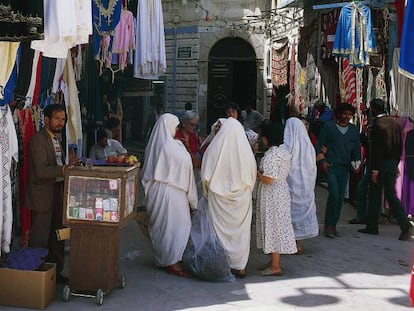 Puestos de ropa en la medina de T&uacute;nez. 