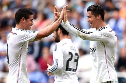 Cristiano Ronaldo celebra con James Rodríguez el sexto gol del Real Madrid.