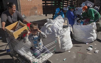 Muchas mujeres tienen que llevar a sus hijos al trabajo.