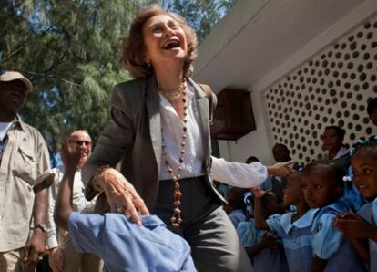 La reina Sofía durante su visita a los niños del centro de las Hermanas de la Caridad de Cité Soleil, el Puerto Príncipe, Haití.