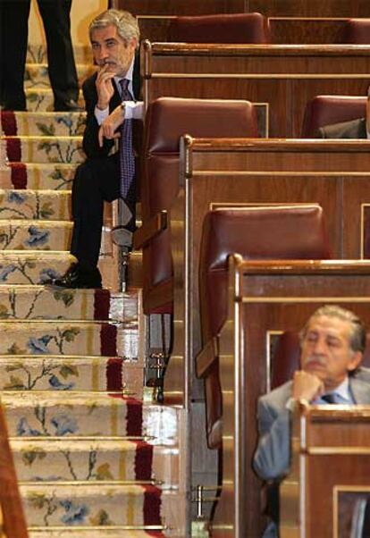 Llamazares, al fondo, en su escaño durante el debate.