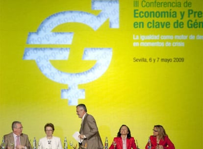 Griñán (de pie), junto a los consejeros de Empleo, Economía y Hacienda, Obras Públicas y la delegada de la Junta, ayer, en Sevilla.