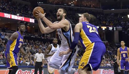 Marc Gasol, marcado por Mozgov.