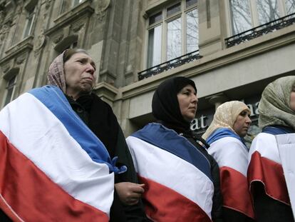 Mujeres musulmanas se manifiestan contra la prohibición del velo en la escuela pública francesa.