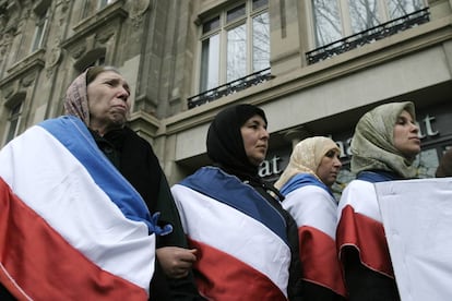 Mujeres musulmanas se manifiestan contra la prohibición del velo en la escuela pública francesa.