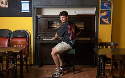 Miki Núñez, en el piano del local Els Amics de les Arts de Terrassa (Barcelona).