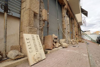 Grúas, edificios apuntalados, contenedores de escombros en Lorca (Murcia).