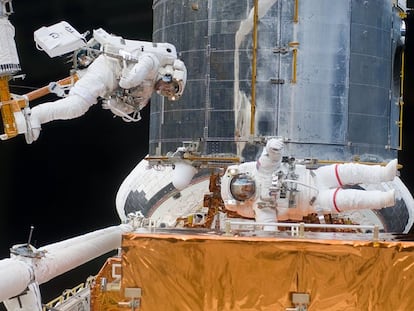 Los astronautas Andrew Feustel (izquierda) y John Grunsfeld reparan el telescopio 'Hubble'.