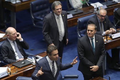 Aécio Neves, senador do PSDB, fez um breve discurso em que reforçou os argumentos da oposição em defesa do impeachment. Sessão foi marcada por troca de acusações entre parlamentares.