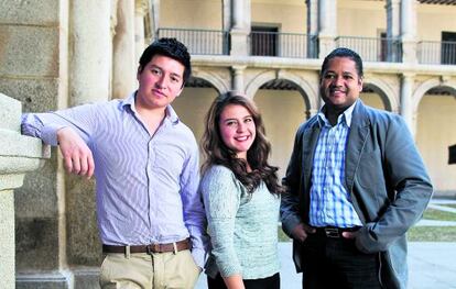 De izquierda a derecha, Juan Manuel Cortés, mexicano; Paula Andrea Piraban, colombiana, y Francisco Javier Reynoso, dominicano, en la Universidad de Alcalá.