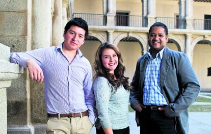 De izquierda a derecha, Juan Manuel Cort&eacute;s, mexicano; Paula Andrea Piraban, colombiana, y Francisco Javier Reynoso, dominicano, en la Universidad de Alcal&aacute;.