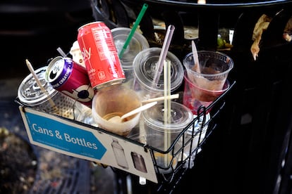 Cesta con productos para reciclaje.