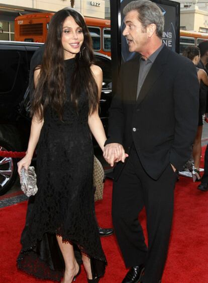 Mel Gibson acude al estreno de 'Lobezno' en Los Ángeles con su novia, Oksana Grigorieva, el martes 28 de abril de 2009.