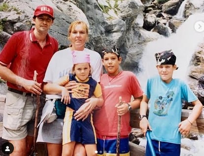 Guillermo Hernangómez y Wonny Geuer con sus hijos, Andrea, Willy y Juancho, en una excursión familiar.