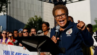 La alcaldesa de Los Ángeles, Karen Bass, tras las protestas ocurridas el 10 de junio en la ciudad.