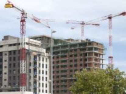 Obras de construcción de una promoción de viviendas en Valdebebas (Madrid).