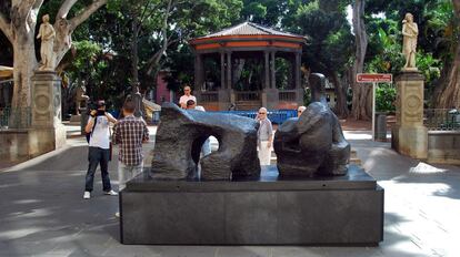 Figura reclinada en dos piezas n&ordm; 2 (1960), en la plaza del Principe en Santa Cruz de Tenerife