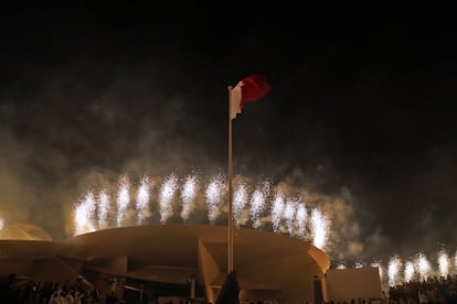 O projeto de Jean Nouvel é, nas palavras do arquiteto, a materialização do que o Catar é: "Um lugar de encontro entre o mar e o deserto". Na imagem, algumas chamas são acesas durante a celebração da festa inaugural.