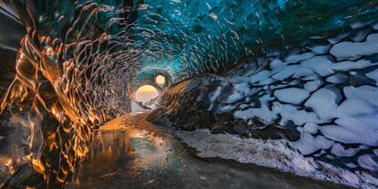 El segundo premio también es un retrato de la poderosa naturaleza que atesora Islandia. Esta instantánea fue capturada en una de las cuevas del glaciar Vatnajökull, el más impresionante y visitado de todo el país. Ubicado al sureste de la isla, ocupa unos 8.000 kilómetros cuadrados, un 8% de la superficie total islandesa.