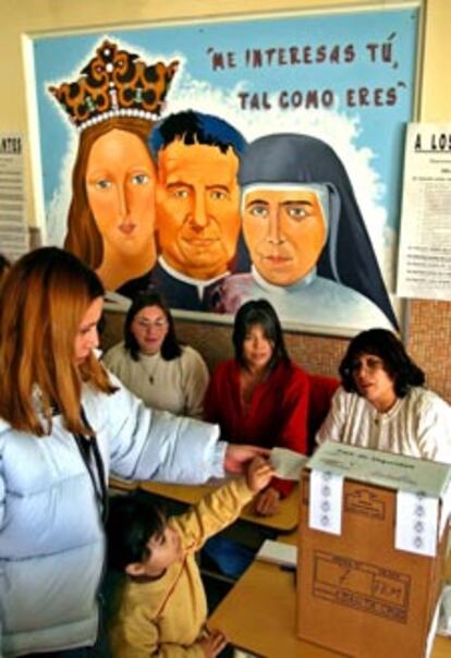 Una joven argentina vota en una escuela en Rio Gallegos.