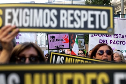 Carteles contra la violencia machista en la manifestación convocada por El Foro de Madrid, este sábado en Madrid.