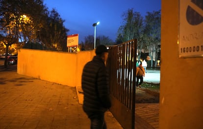 Un chico entrando en el Centro de menores de Hortaleza.