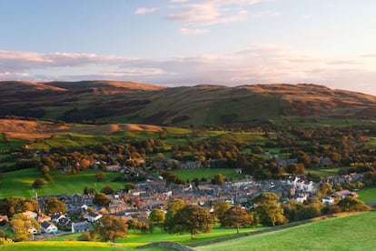 Ubicado dentro del parque nacional de Yorkshire Dales, el pueblo se encuentra en una histórica senda comercial que hizo que sajones, vikingos y normandos se asentaran en Sedbergh. Ese bagaje histórico y cultural se refleja en las calles de la localidad, que cuenta con un mercado original del siglo XIII. Es uno de los primeros pueblo ingleses comprometidos y especializados en los libros, siendo un destino perfecto para aquellos que buscan ediciones perdidas.